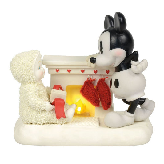 En la repisa de la chimenea con Mickey Fig