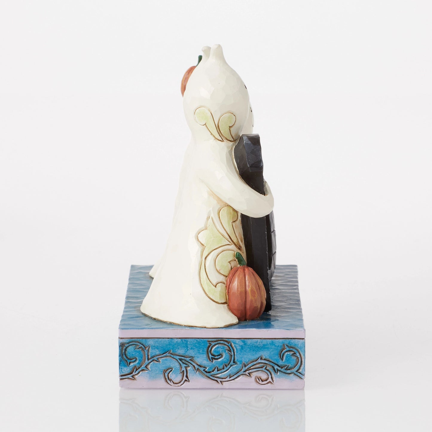 Cardenal cariñoso en adorno de vuelo